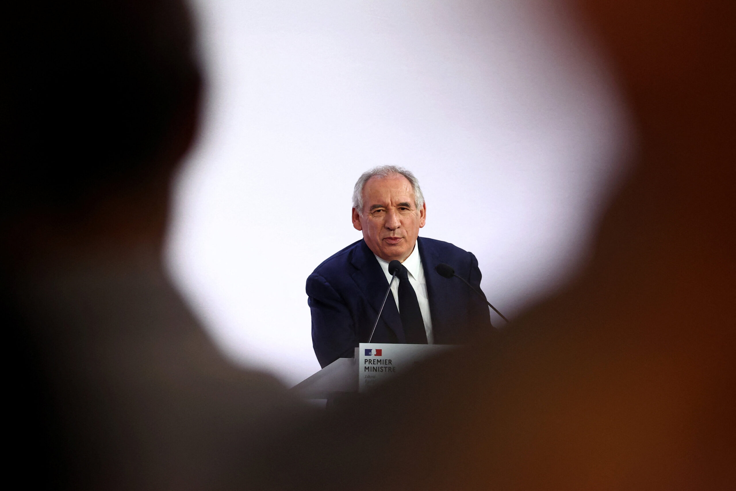 Γαλλία:-Σε-τροχιά-κατάρρευσης-η-κυβέρνηση,-σε-θέση-μάχης-η-αντιπολίτευση