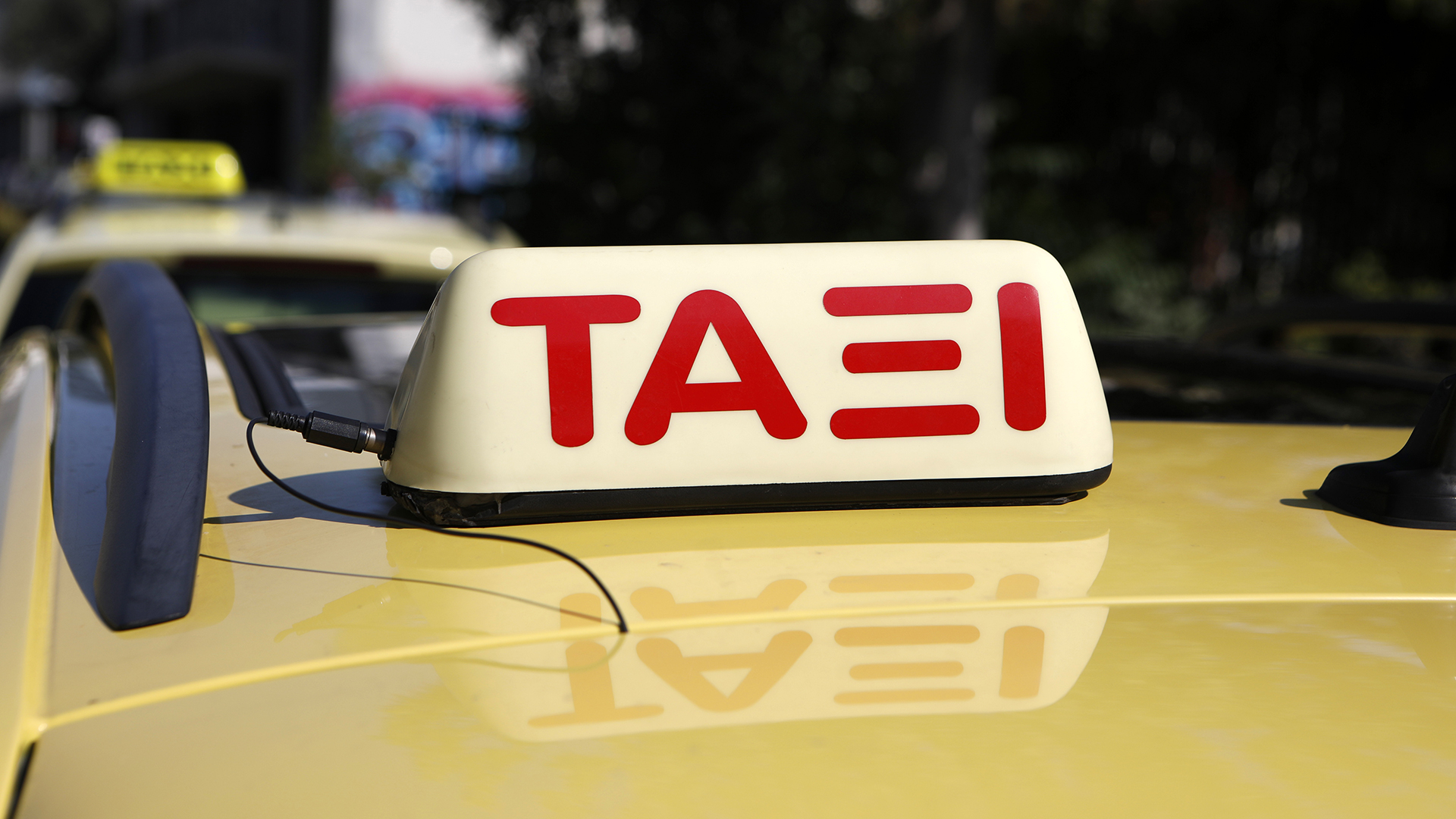 Συνελήφθη-οδηγός-ταξί-–-Εισέπραξε-110-ευρώ-για-διαδρομή-από-το-αεροδρόμιο-στο-λιμάνι-του-Πειραιά