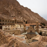 Στα-άκρα-στη-Μονή-Σινά-–-Εκτός-οι-αμφισβητίες-του-Δαμιανού