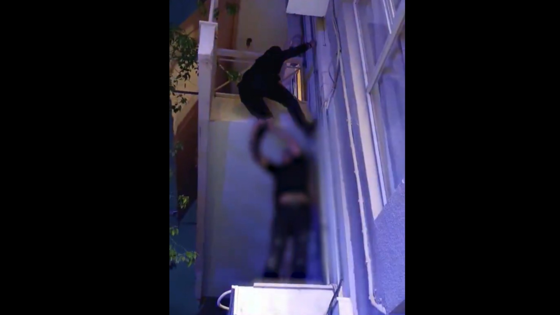 Καμίνια:-Αστυνομικοί-σκαρφαλώνουν-σε-μπαλκόνι-για-να-σώσουν-ανήλικο-(βίντεο)