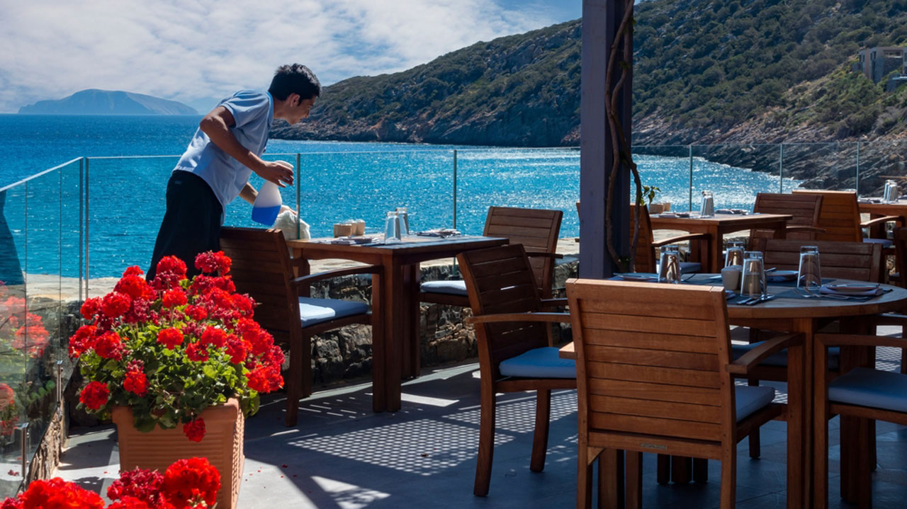 Αναγνώριση-και-μπόνους-θέλουν-οι-εργαζόμενοι-στον-τουριστικό-κλάδο