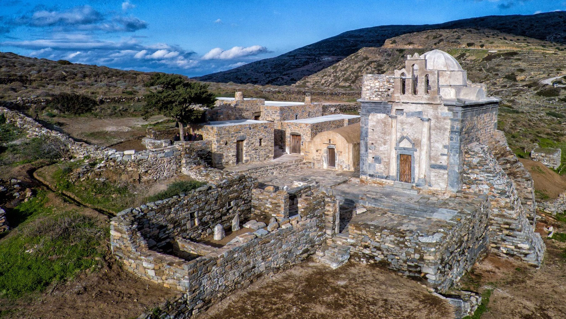 Οι-aponeristas-της-Σικίνου.-Το-επικίνδυνο-καλοκαιρινό-έθιμο-που-έγινε-viral