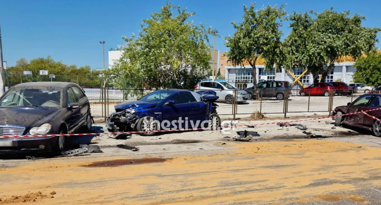 Θεσσαλονίκη:-Τρελή-πορεία-αυτοκινήτου-–-Επεσε-πάνω-σε-τέσσερα-σταθμευμένα-ΙΧ.