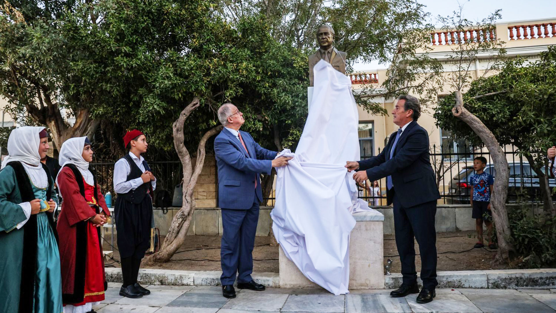 Ο-Πρόεδρος-της-Δημοκρατίας-έκανε-τα-αποκαλυπτήρια-προτομής-του-Αλέκου-Γουλανδρή