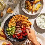 Κρύο-μοσχάρι-σε-φέτες,-σερβιρισμένο-με-ραΐτα-με-σπανάκι