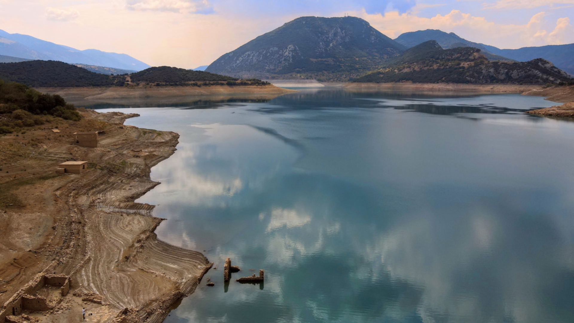 Στερεύει-η-λίμνη-του-Μόρνου-–-Μειώθηκαν-42%-τα-αποθέματα-νερού-σε-έναν-χρόνο