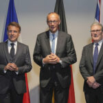 Μακρόν-–-Στάρμερ-–-Μερτς:-Δυναμικοί-εκτός-των-συνόρων,-αποδυναμωμένοι-εντός