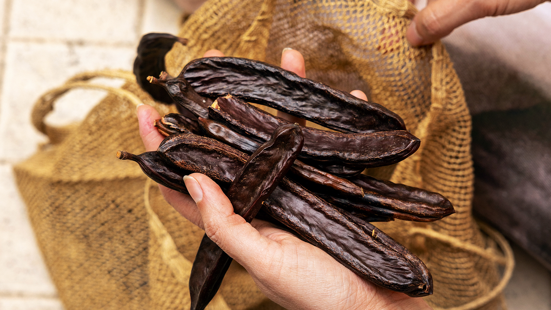 Ο-παρεξηγημένος-καρπός-με-τη-μεγάλη-διατροφική-αξία-που-έτρωγαν-στην-Κατοχή