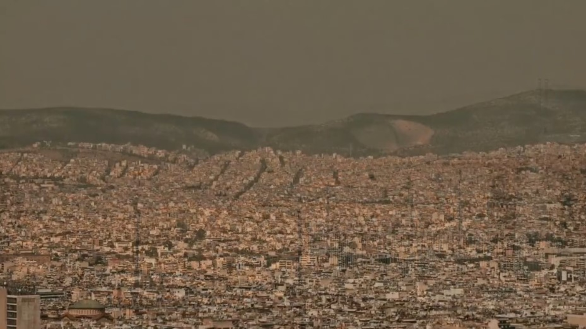 Καιρός:-Αφρικανική-σκόνη-«προσγειώθηκε»-στην-Αθήνα-(βίντεο)