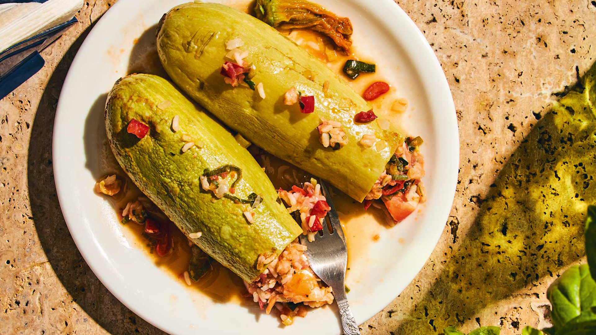 Το-μενού-της-εβδομάδας:-από-κολοκυθάκια-γεμιστά-μέχρι-κουτσομούρες-αχνιστές-με-λευκό-κρασί