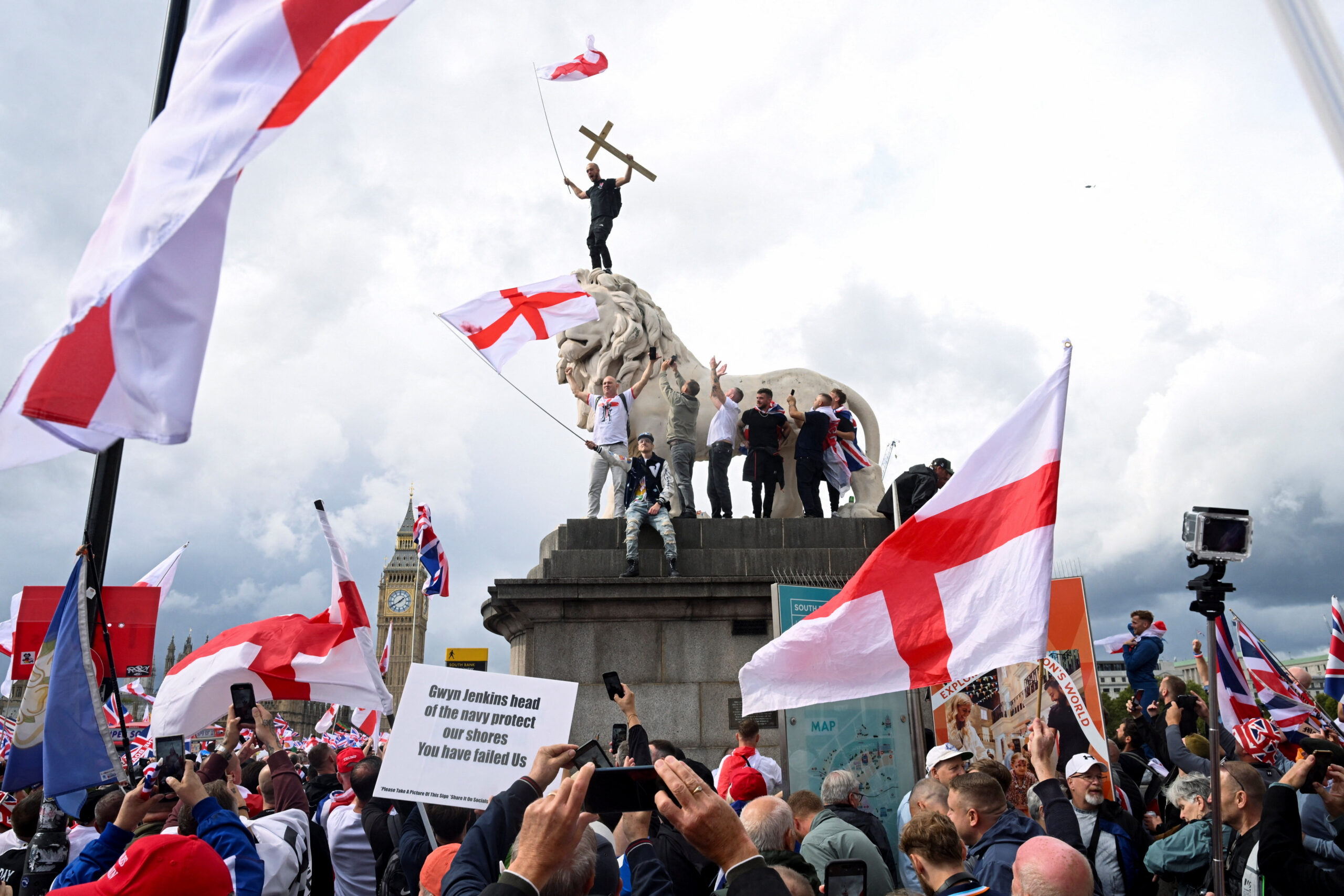 «unite-the-kingdom»:-Πάνω-από-100.000-διαδηλωτές-στο-Λονδίνο-–-Αντιδιαδηλώσεις-και-δρακόντεια-μέτρα