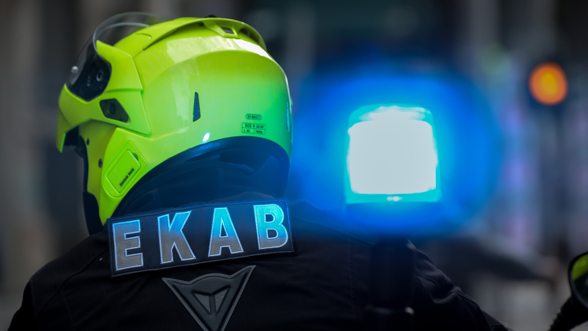 Τροχαίο-στα-Κάτω-Πατήσια:-ΙΧ.-έπεσε-σε-κολώνα-–-Μία-γυναίκα-τραυματίας