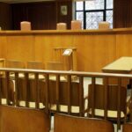 Με-το-βλέμμα-στο-εδώλιο