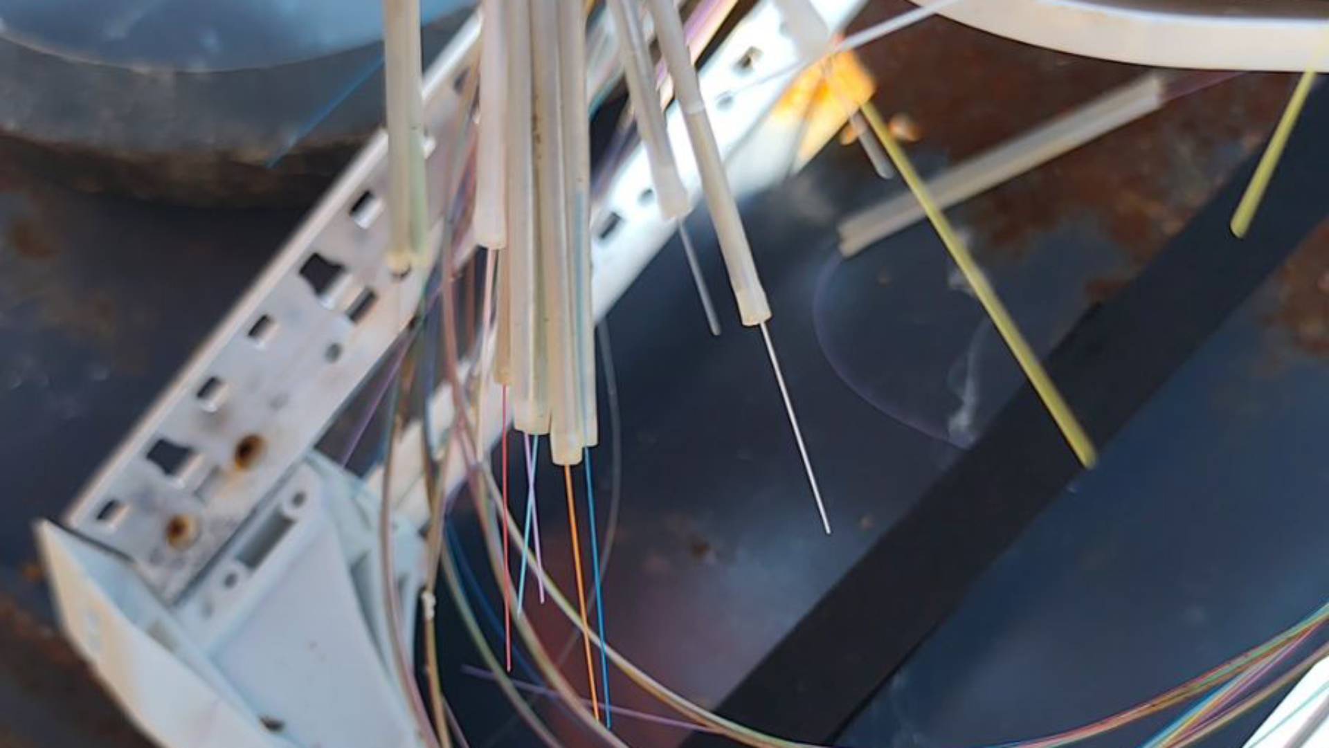 ΟΣΕ:-Δολιοφθορά-στο-σύστημα-τηλεδιοίκησης-–-Εκοψαν-τις-οπτικές-ίνες-με-ψαλίδι