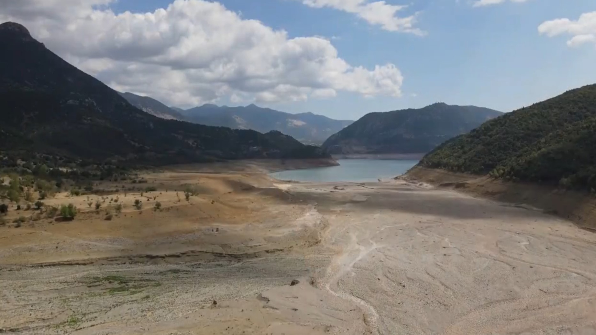 «Στερεύει»-ο-Μόρνος-–-Βίντεο-από-drone