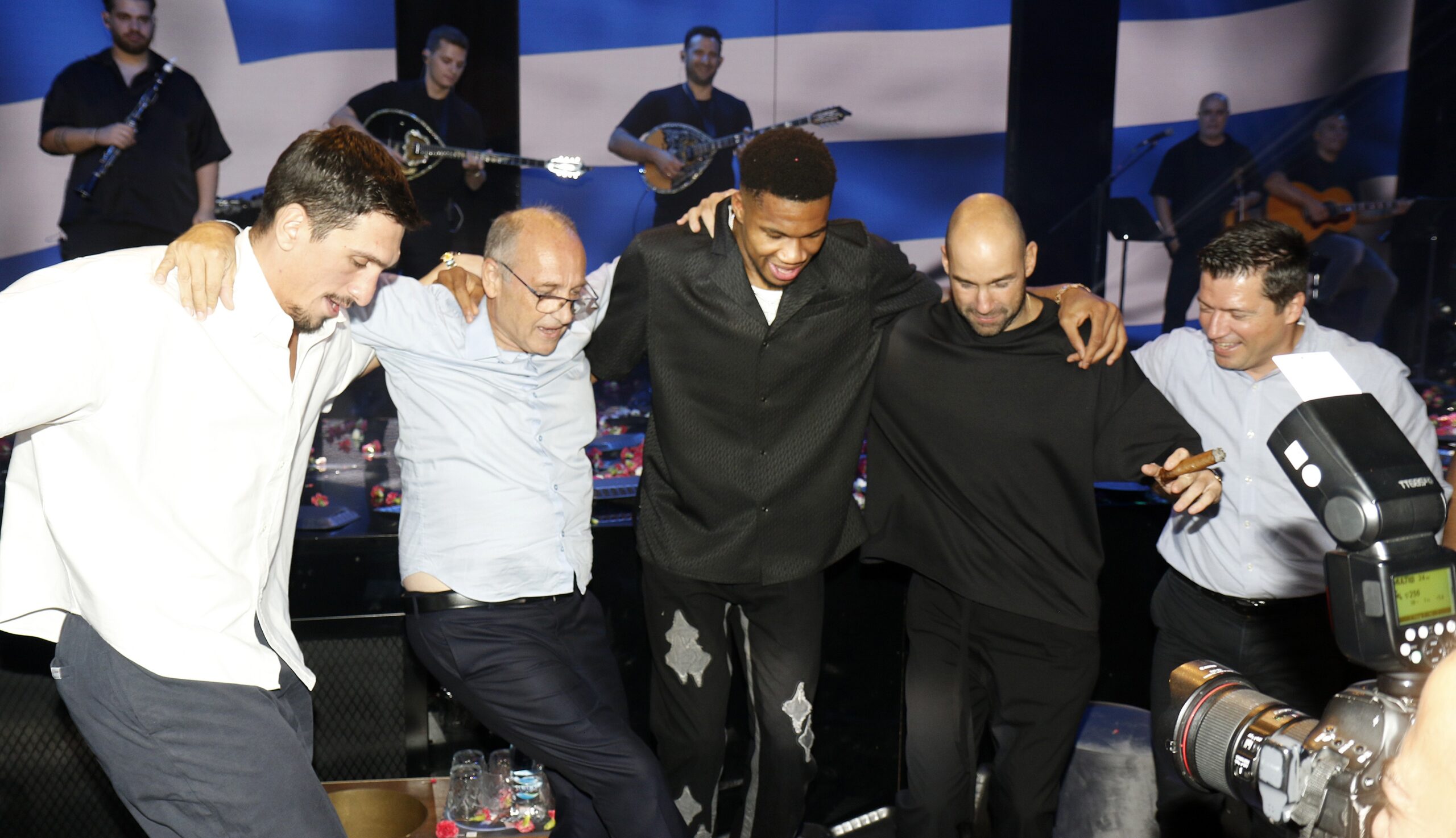 eurobasket-2025:-Το-γλέντι-της-Εθνικής-στα-μπουζούκια-–-Φωτογραφίες-και-βίντεο