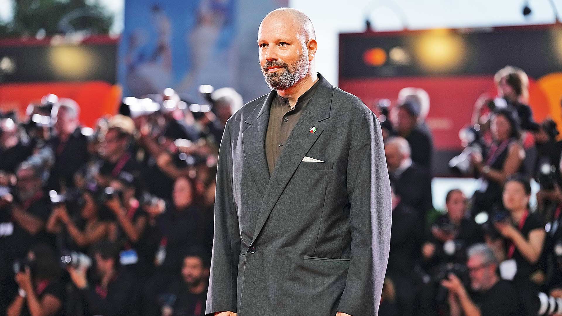 Κίτρινο-άστρο-στο-πέτο-του-Λάνθιμου