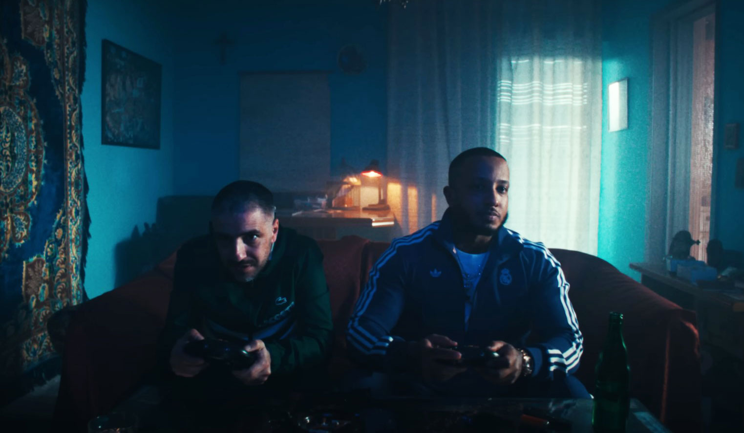 Ο-Βασίλης-Κεκάτος-σκηνοθετεί-ΛΕΞ-και-light