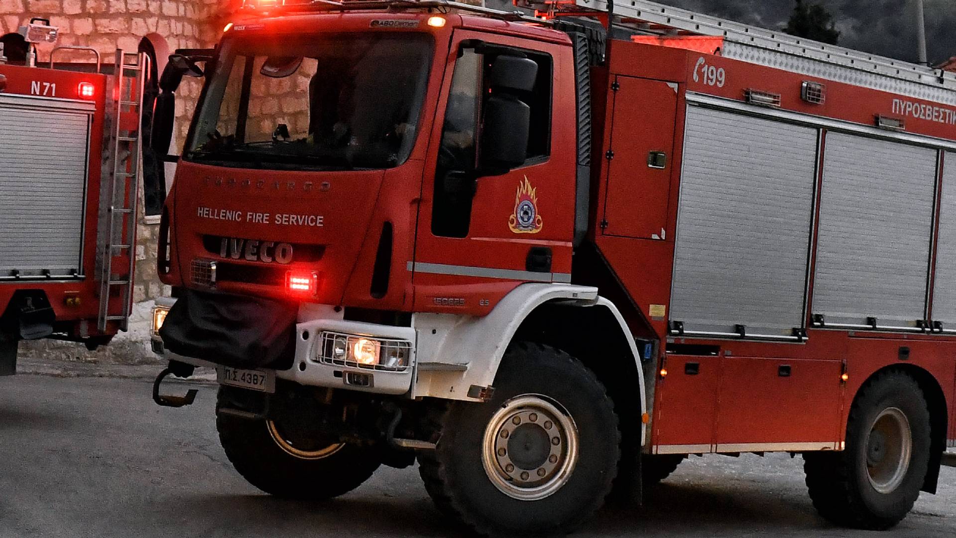 Φωτιά-στο-Καματερό-–-Σηκώθηκαν-εναέρια-μέσα