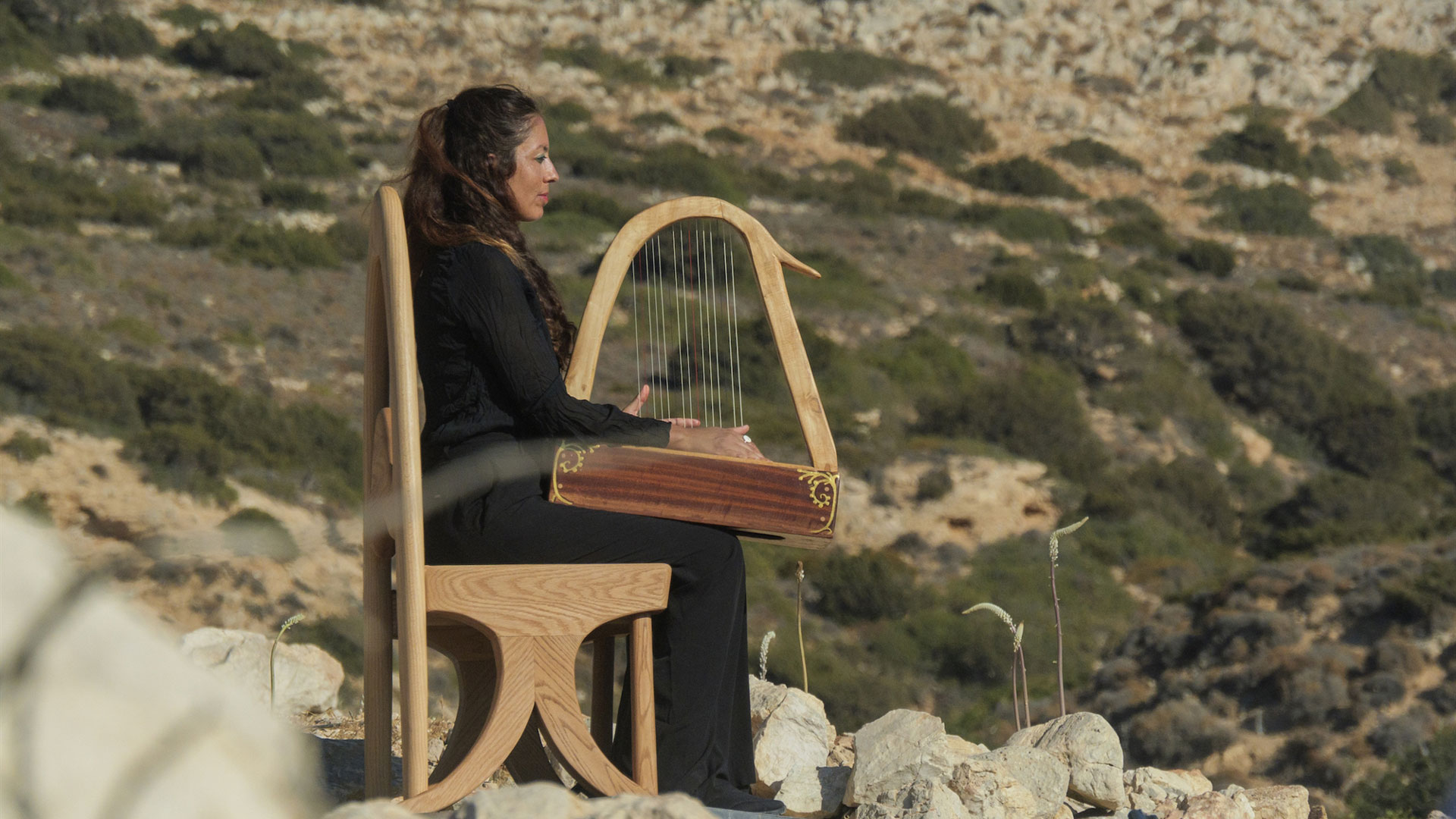 «Οσο-ζεις,-να-λάμπεις».-Μια-σπουδαία-συναυλία-έσπασε-για-λίγο-τη-μοναξιά-της-ακατοίκητης-Κέρου