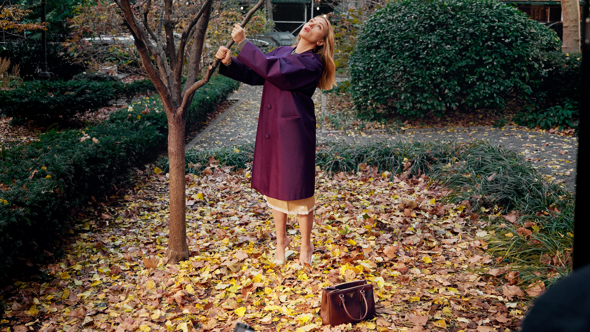 Ο-Γιώργος-Λάνθιμος-σκηνοθετεί-τη-Σκάρλετ-Γιόχανσον-για-την-καμπάνια-της-prada