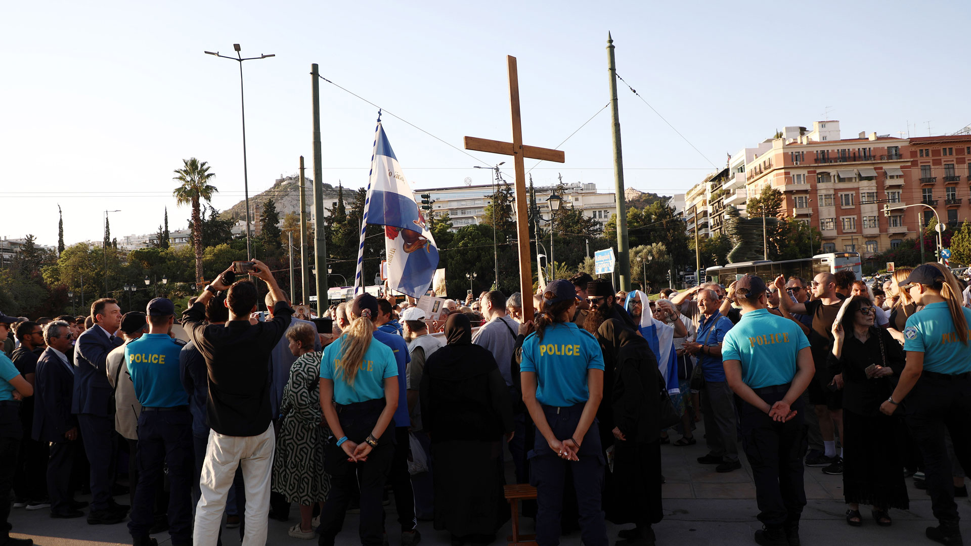 Διαμαρτυρία-έξω-από-την-Εθνική-Πινακοθήκη-έπειτα-από-«κάλεσμα»-του-βουλευτή-Ν.-Παπαδόπουλου