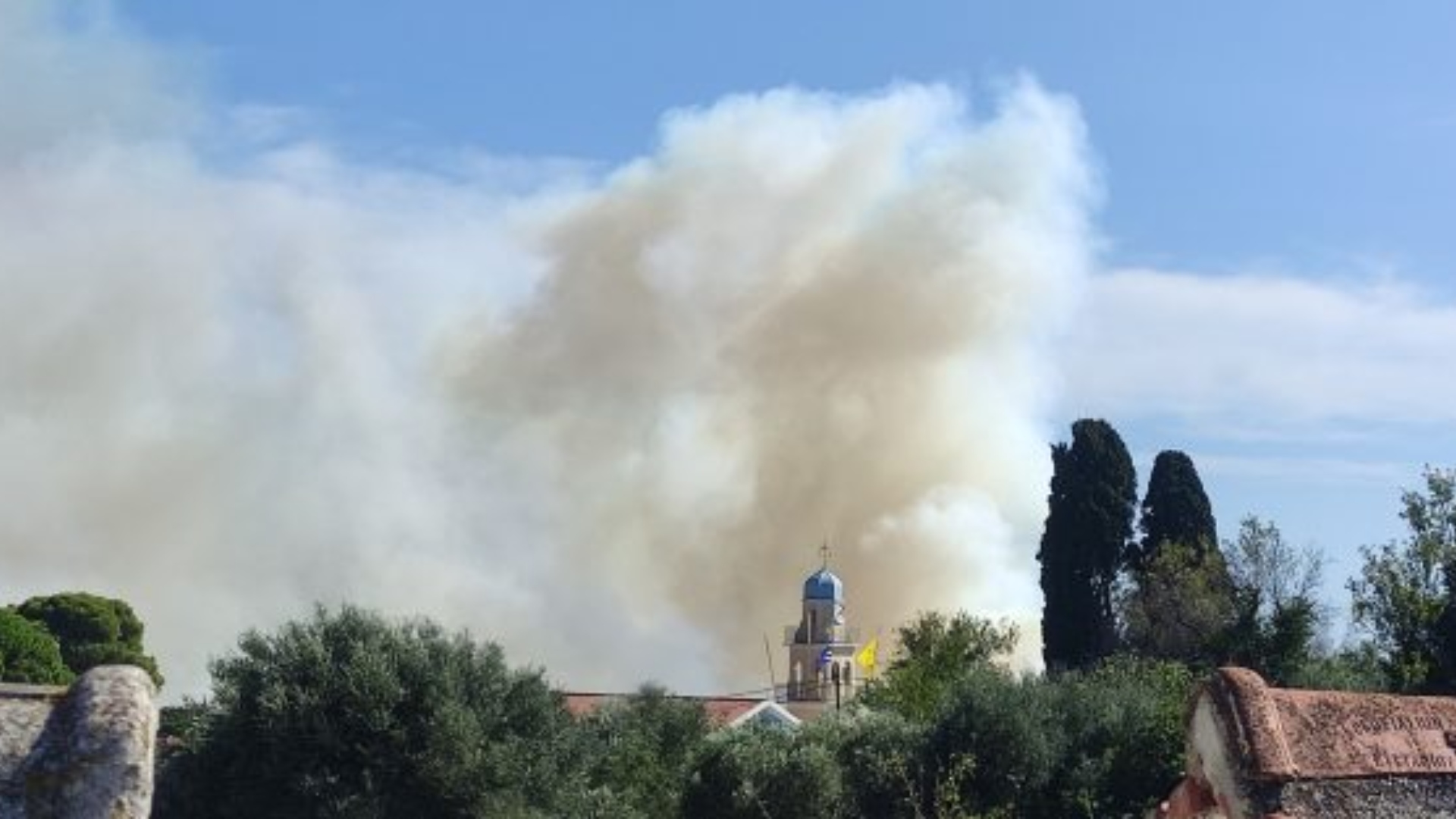 Φωτιά-στα-Μεταξάτα-Κεφαλονιάς-–-112-για-εκκένωση-(βίντεο)