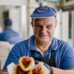 Ο-πιο-παλιός-τυλιχτής-της-Ομόνοιας-τυλίγει-τα-σουβλάκια-σαν-αστραπή