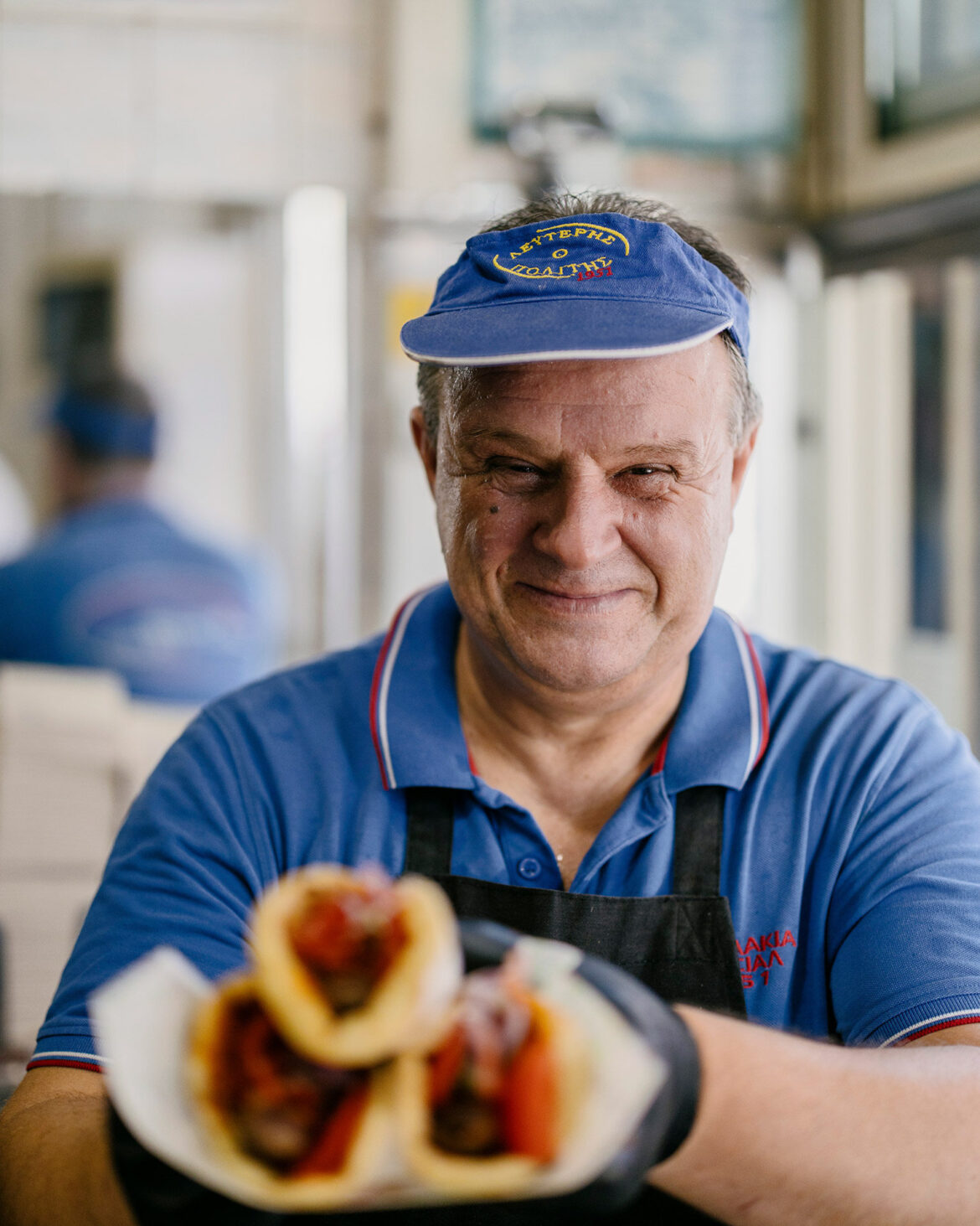Ο-πιο-παλιός-τυλιχτής-της-Ομόνοιας-τυλίγει-τα-σουβλάκια-σαν-αστραπή