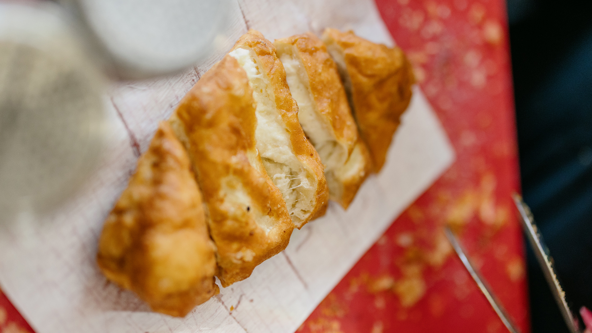 Ποντσίκ-και-πιροσκί-στη-Χαλκέων:-η-πιο-νόστιμη-ουρά-της-πόλης