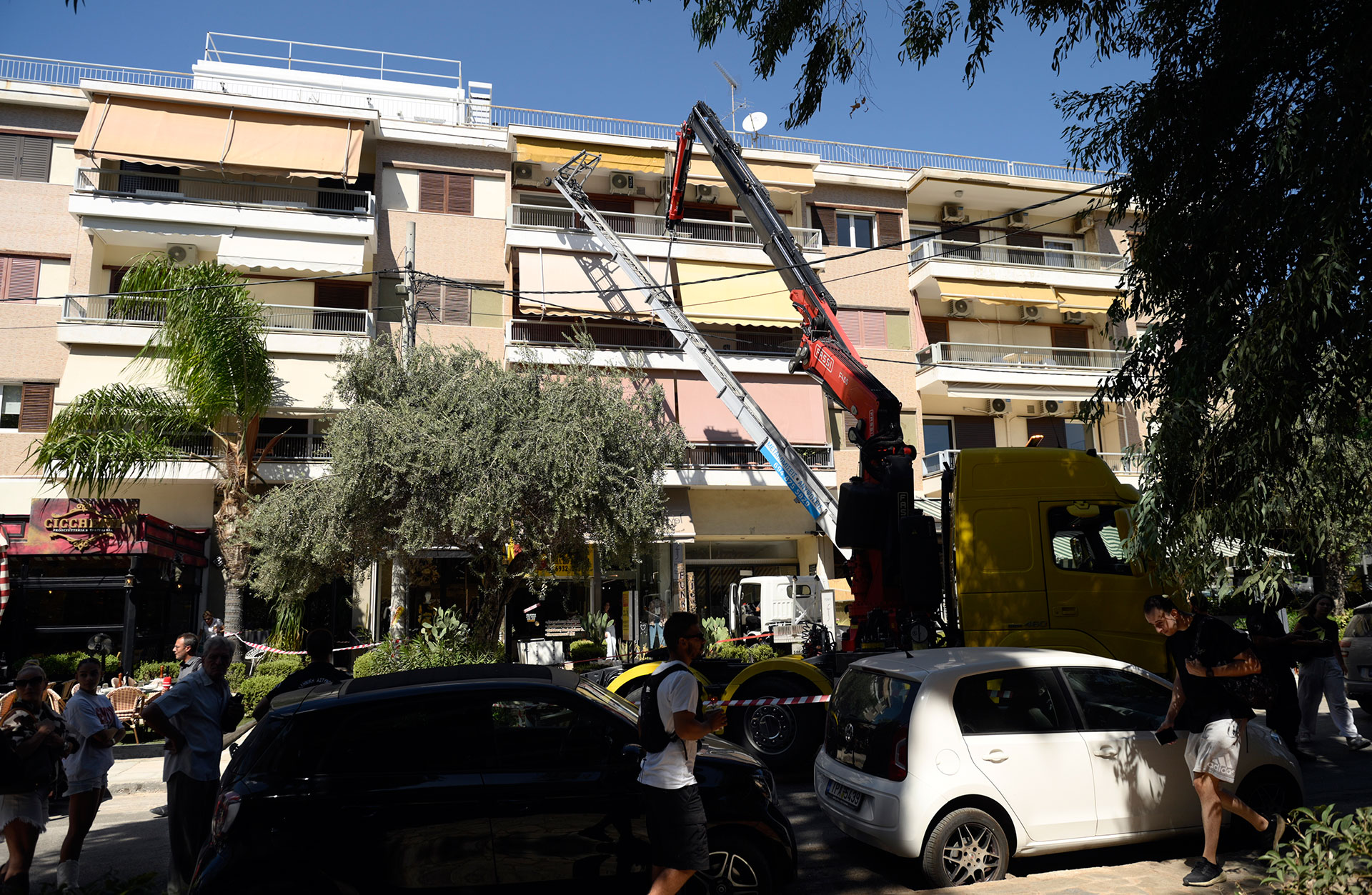 Γλυφάδα:-Γερανός-έπεσε-σε-καφετέρια-–-Διακόπηκε-η-κυκλοφορία