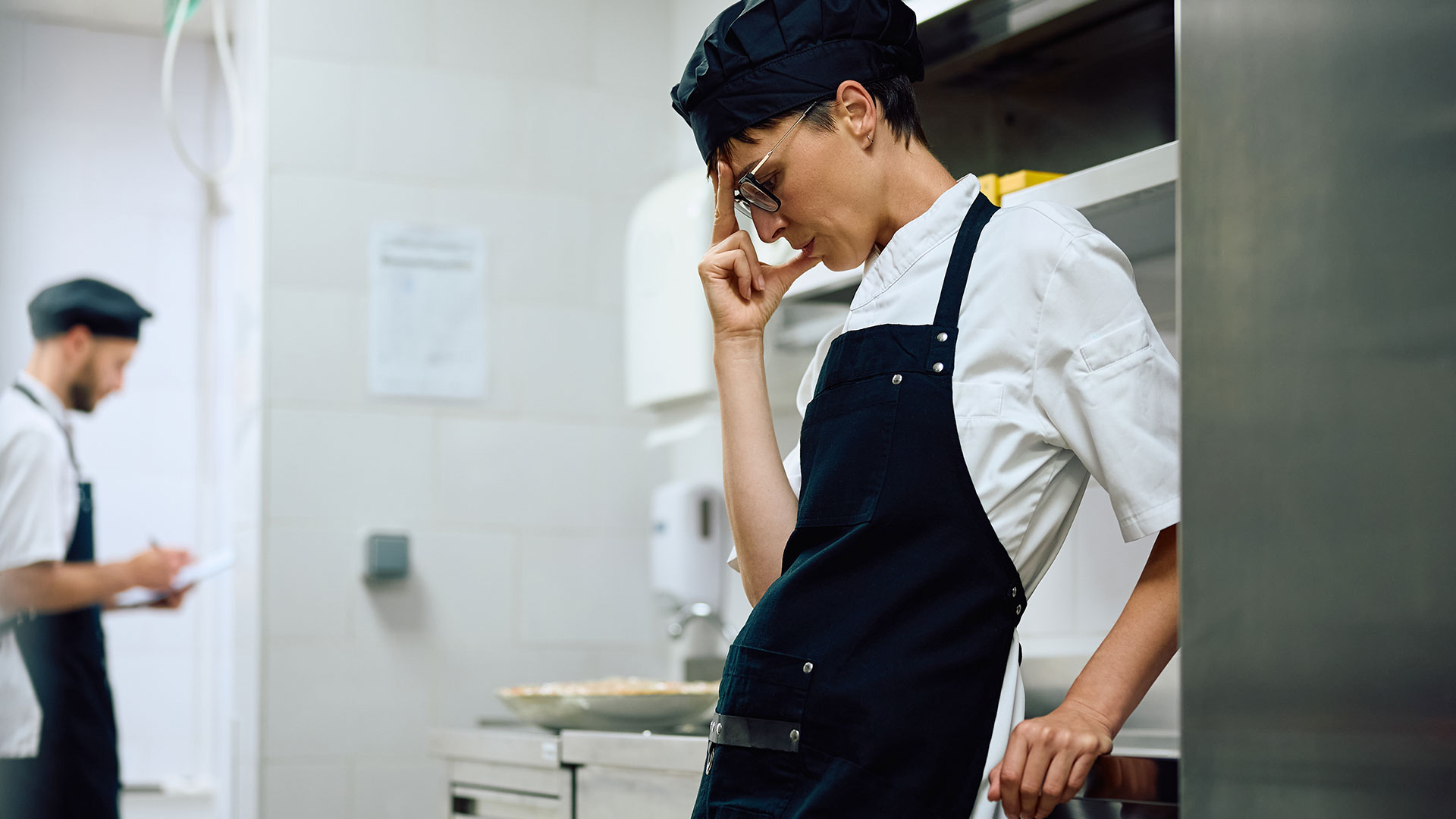 «Η-κουζίνα-δείχνει-glamorous,-όμως-έχει-δάκρυα,-κοψίματα-και-καψίματα»