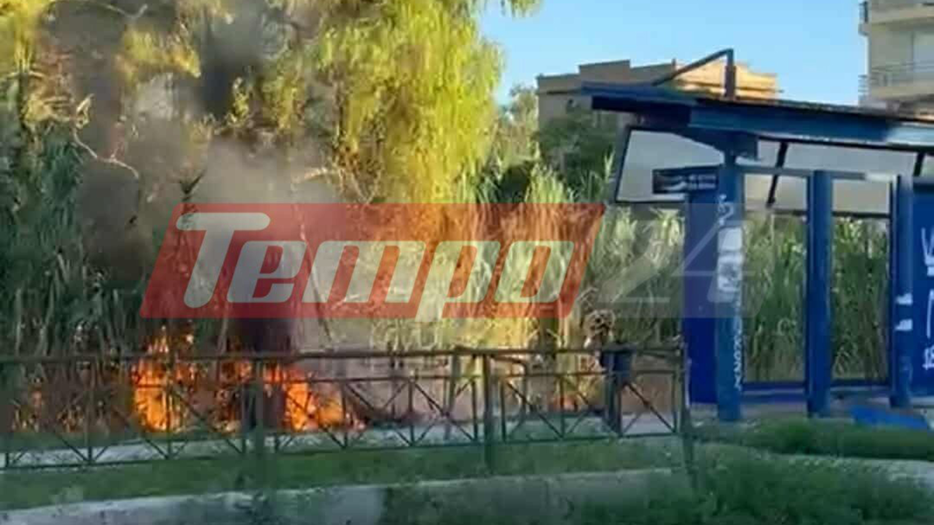 Πάτρα:-Φωτιά-δίπλα-στις-γραμμές-του-Προαστιακού