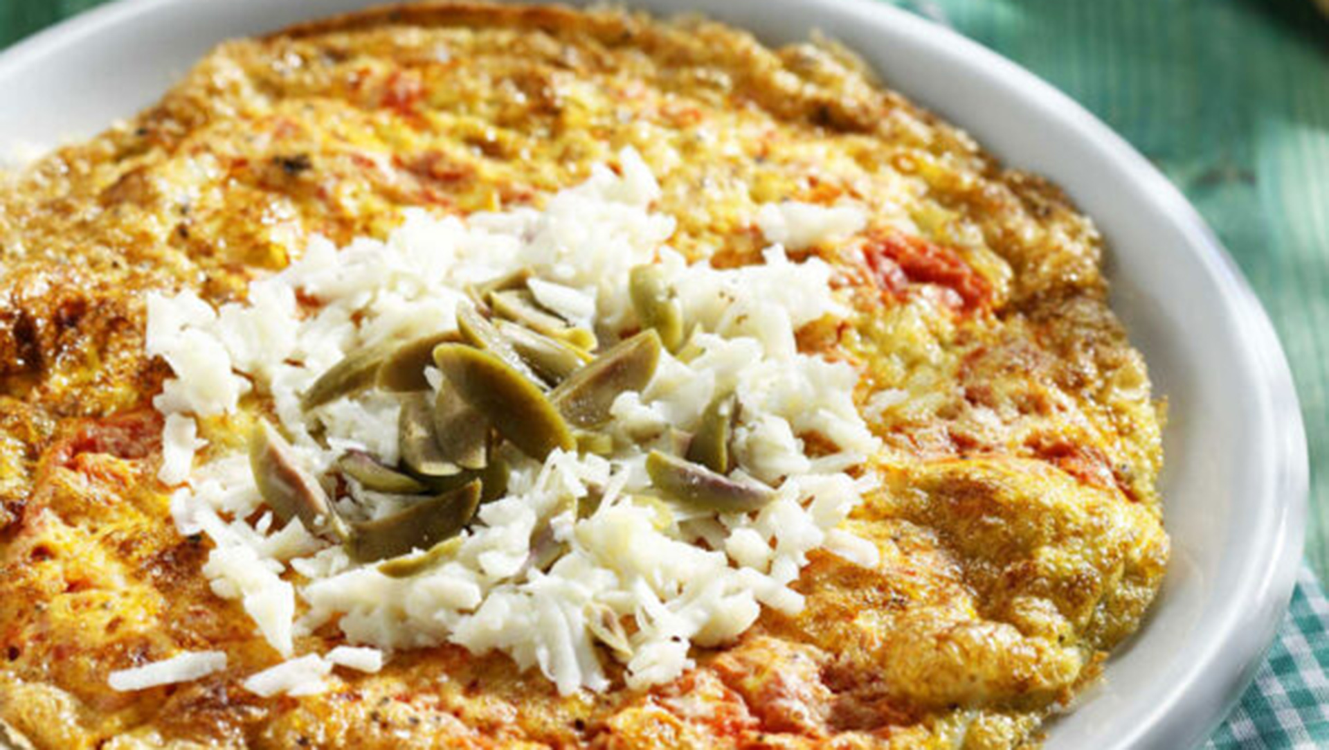 Κόκκινη-ομελέτα-με-ελιές-και-μανούρι