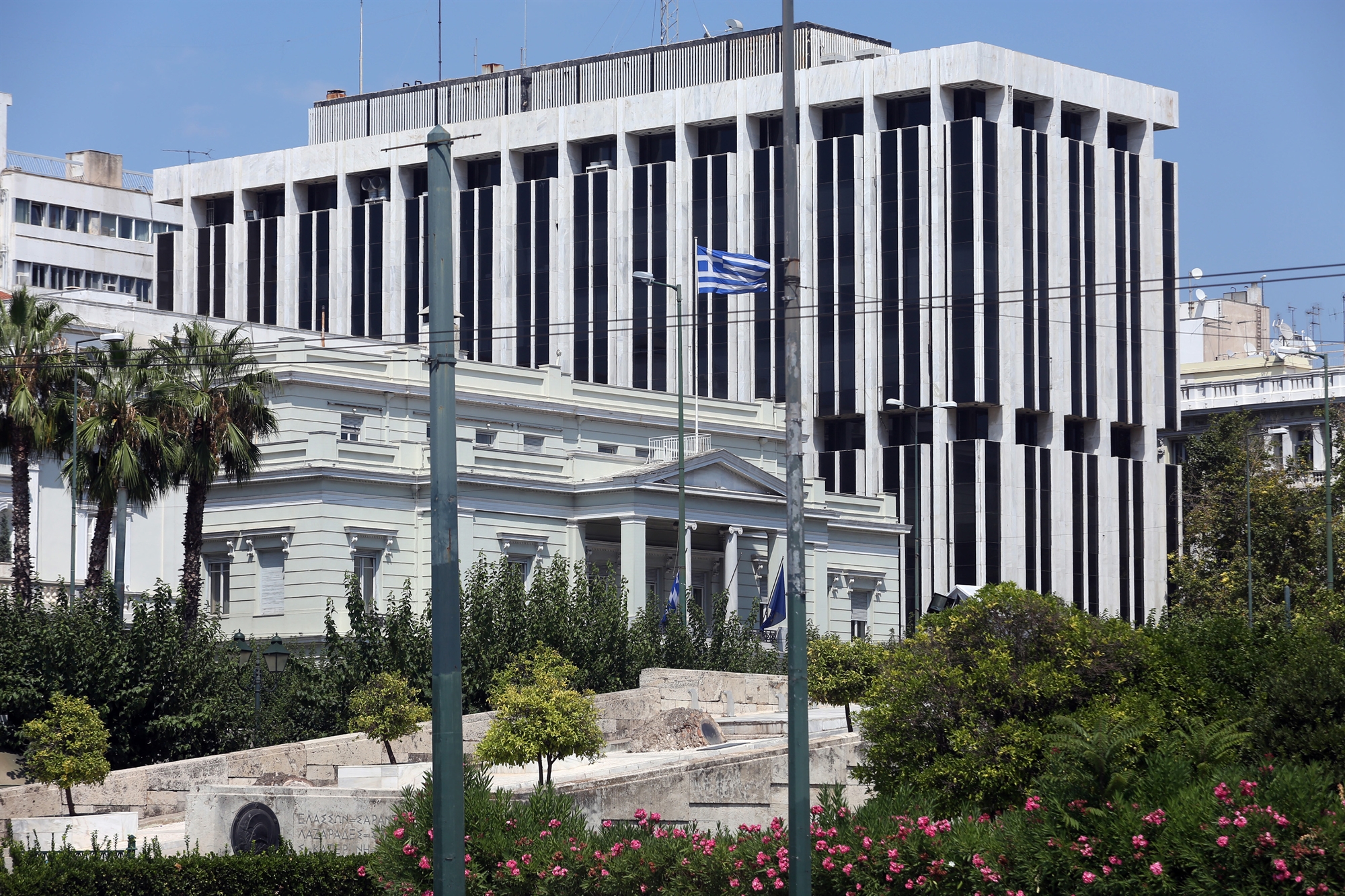 Αύξηση-αποδοχών-σε-διπλωμάτες-και-εργαζομένους-σε-πρεσβείες