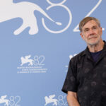 Φεστιβάλ-Βενετίας:-Ο-Φρανσουά-Οζόν-ερμηνεύει-κινηματογραφικά-τον-«Ξένο»-του-Καμύ