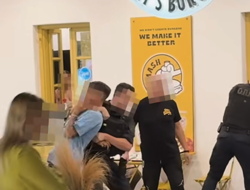 Μύκονος:-Συμπλοκή-αστυνομικών-με-τουρίστες-έξω-από-κατάστημα-εστίασης-(βίντεο)