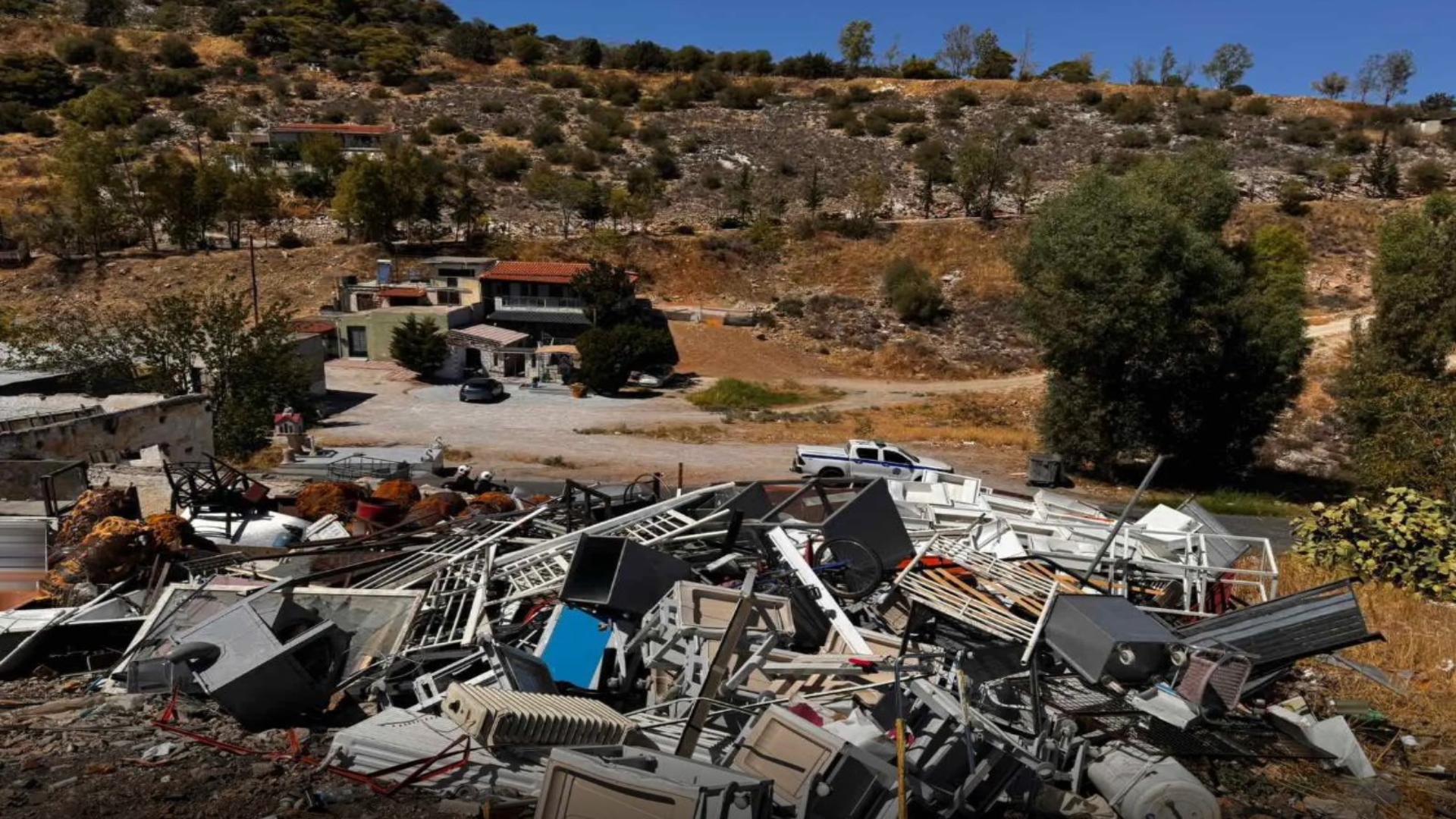 Εριχναν-σκουπίδια-σε-λόφο-του-Κορυδαλλού-–-Δύο-συλλήψεις