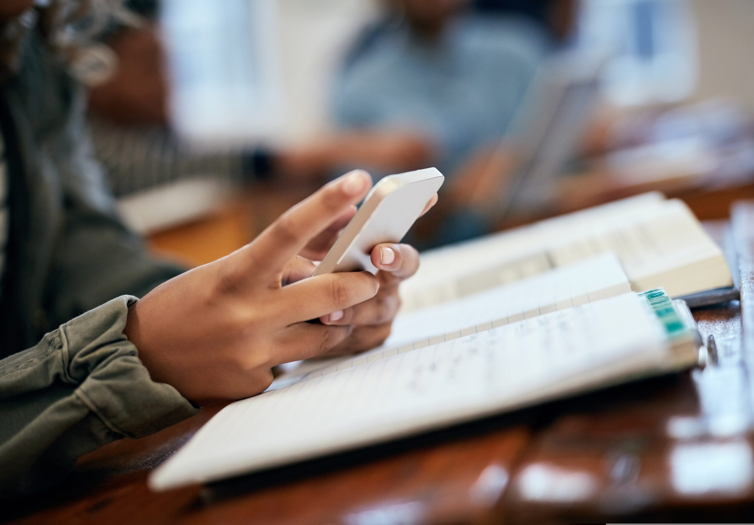 Εκκληση-από-τον-economist-για-«σχολεία-χωρίς-smartphones»
