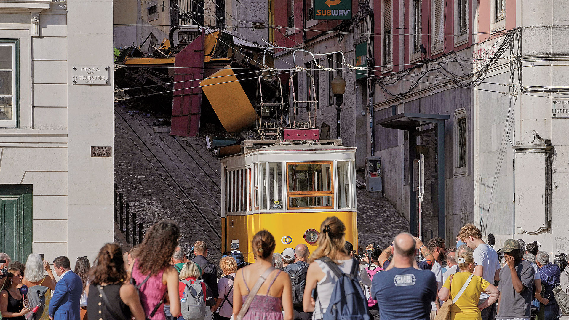 Λισσαβώνα:-Τρίχρονο-ανασύρθηκε-ζωντανό-από-τα-συντρίμμια-–-Όσα-γνωρίζουμε-για-τα-θύματα