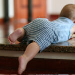 Θεσσαλονίκη:-Βρέφος-εντοπίστηκε-να-μπουσουλάει-στον-δρόμο-–-Συνελήφθησαν-οι-γονείς-του