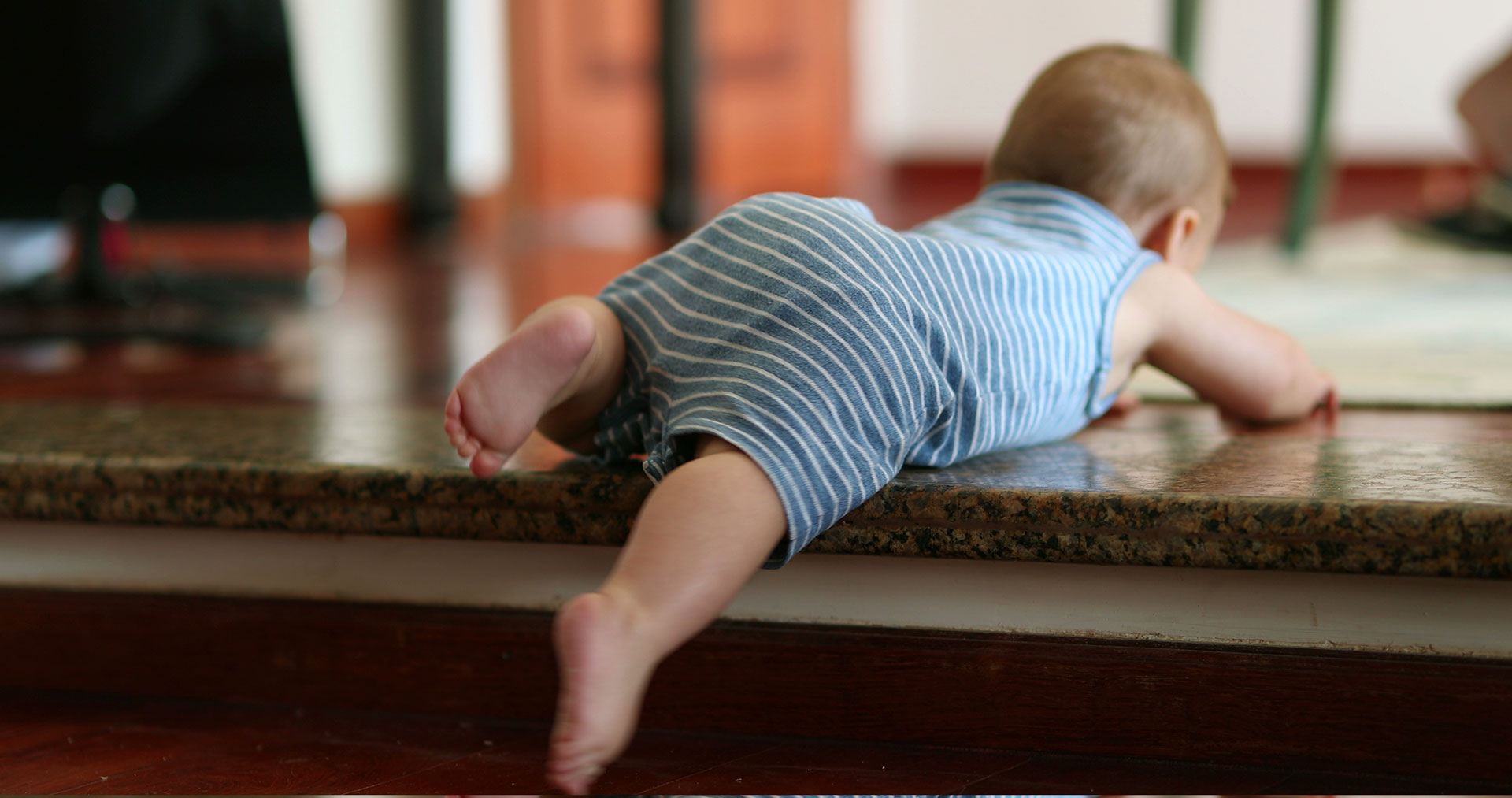 Θεσσαλονίκη:-Βρέφος-εντοπίστηκε-να-μπουσουλάει-στον-δρόμο-–-Συνελήφθησαν-οι-γονείς-του