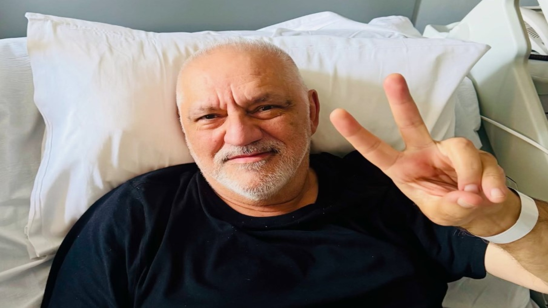 «Κλείνω-κι-έρχομαι!»:-Ο-Νίκος-Πορτοκάλογλου-χειρουργήθηκε-και-καθησύχασε-το-κοινό-του