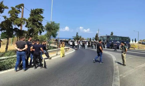 Στους-δρόμους-οι-αγρότες-της-Κρήτης-–-Εκλεισαν-τον-ΒΟΑΚ