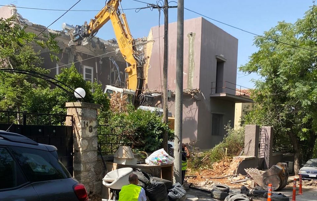 Κηφισιά:-Ολημερίς-το-κατεδάφιζαν…