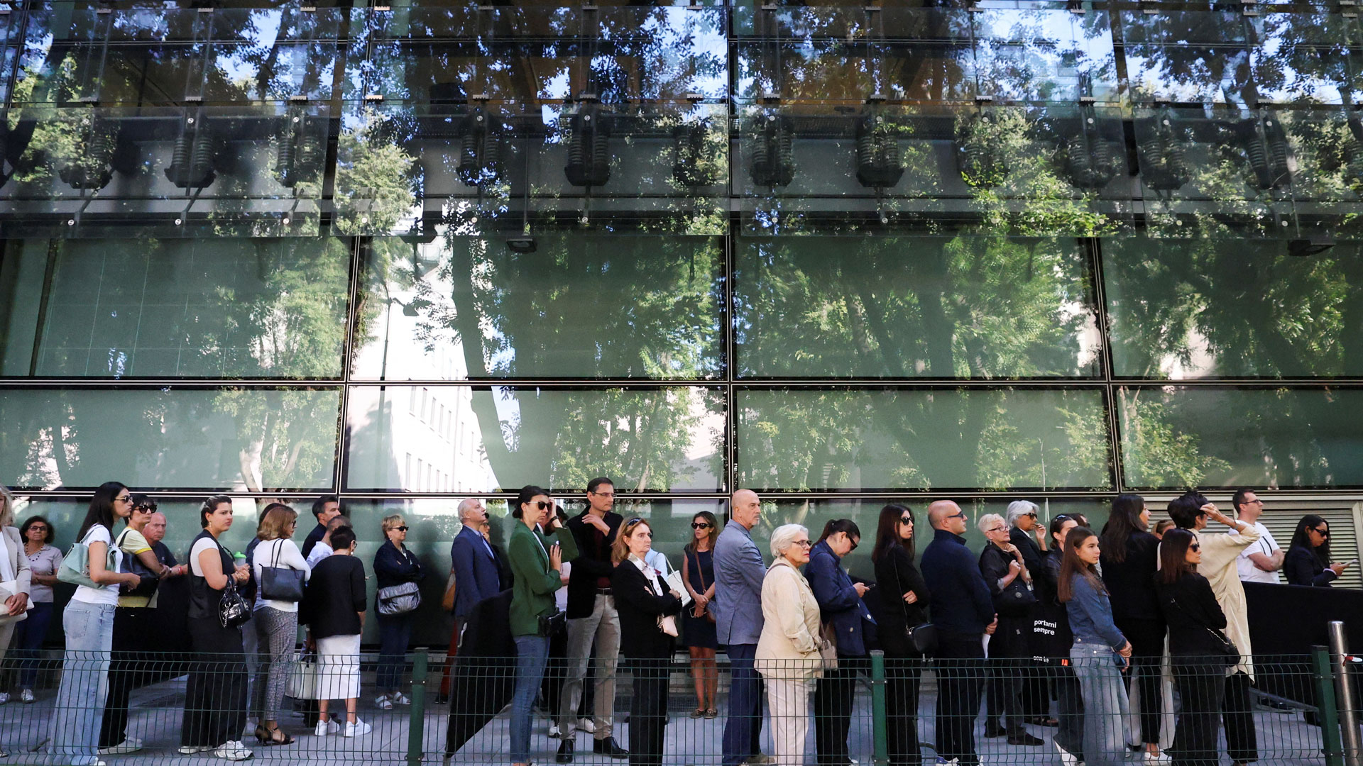 Ανοιξε-τις-πύλες-του-το-armani-teatro-–-Σε-λαϊκό-προσκύνημα-η-σορός-του-Τζόρτζιο-Αρμάνι