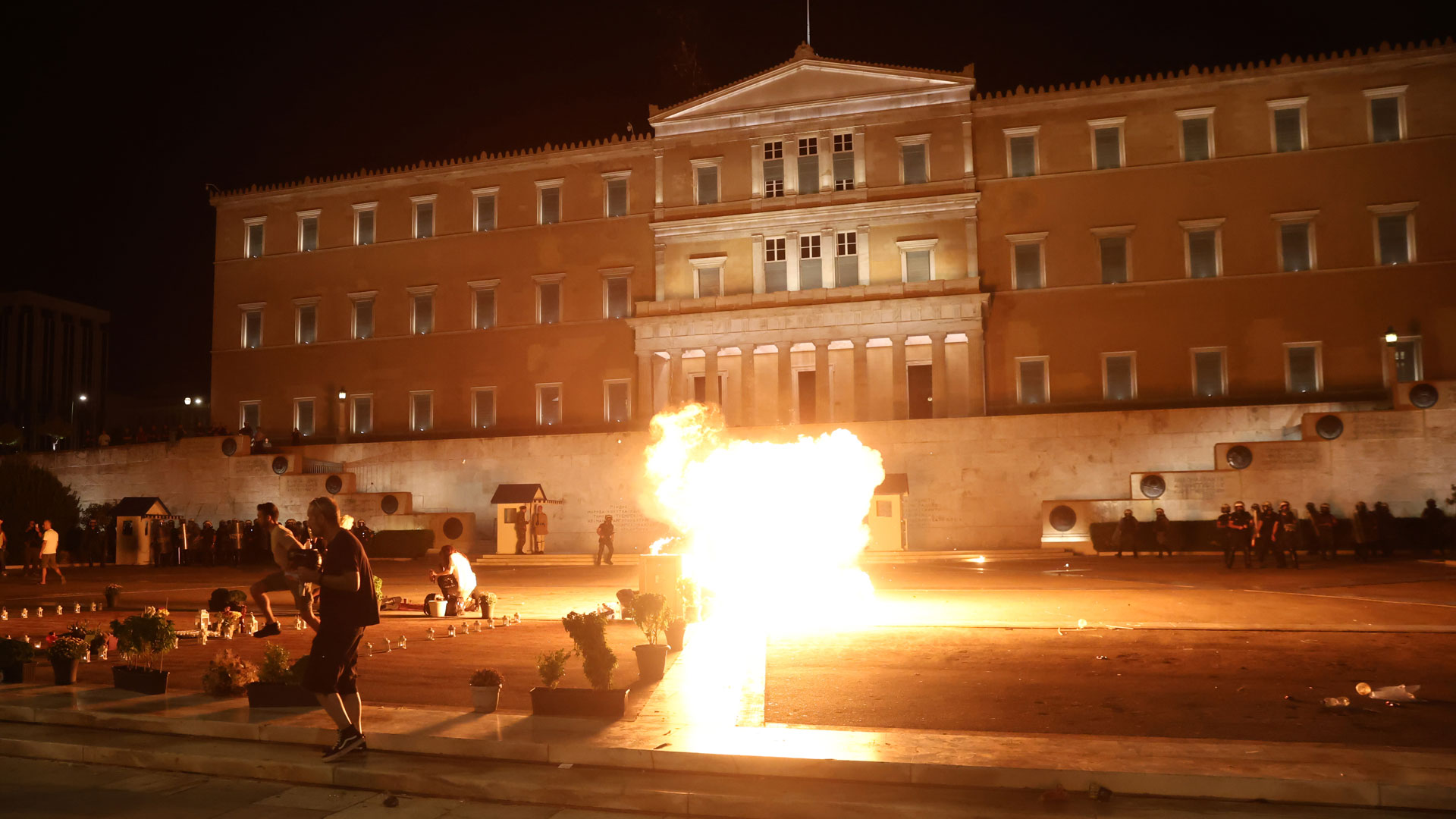 Επεισόδια-στο-Σύνταγμα-μετά-τη-συγκέντρωση-για-τα-Τέμπη