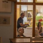 telly:-ένα-μπαρ-στην-Αντίπαρο-που-χτίστηκε-με…-σαρδέλες