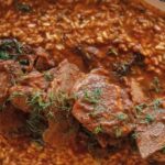 Αρνάκι-καβραμάν-(a-cavroman)-και-ριζότο-από-τη-σάλτσα-του