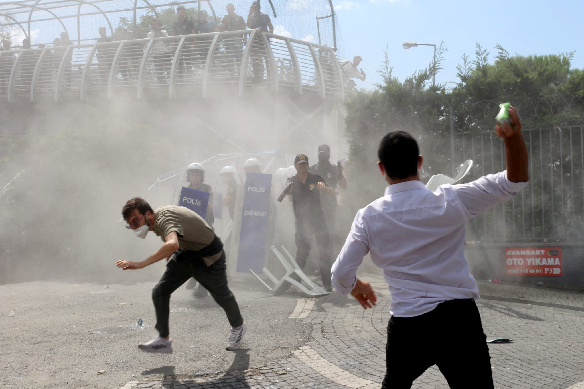 Τουρκία:-Οδοφράγματα-κατά-της-αστυνομίας-από-βουλευτές-της-αντιπολίτευσης